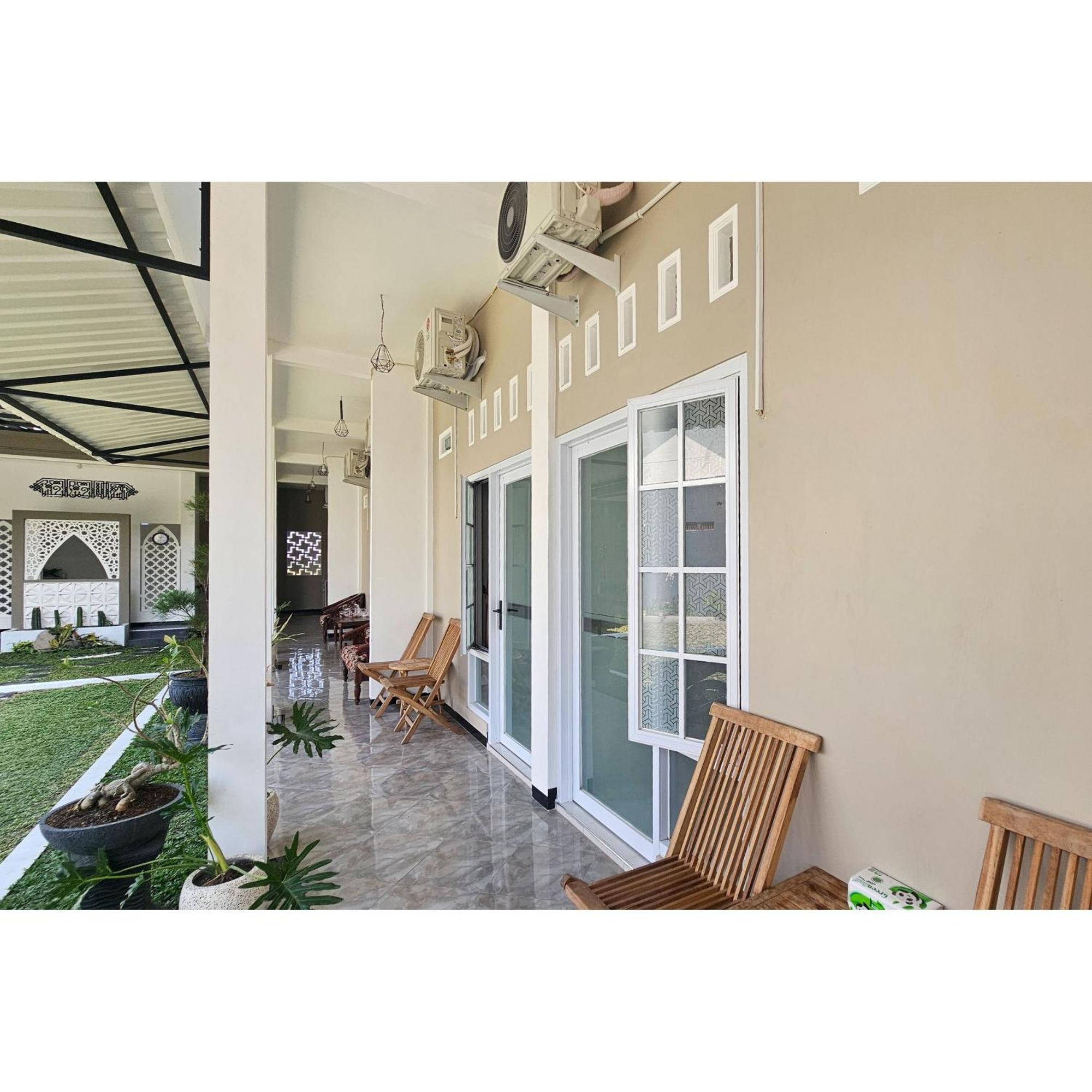 Guest House Saqeena Syariah Near Blitar Park Redpartner Exterior photo