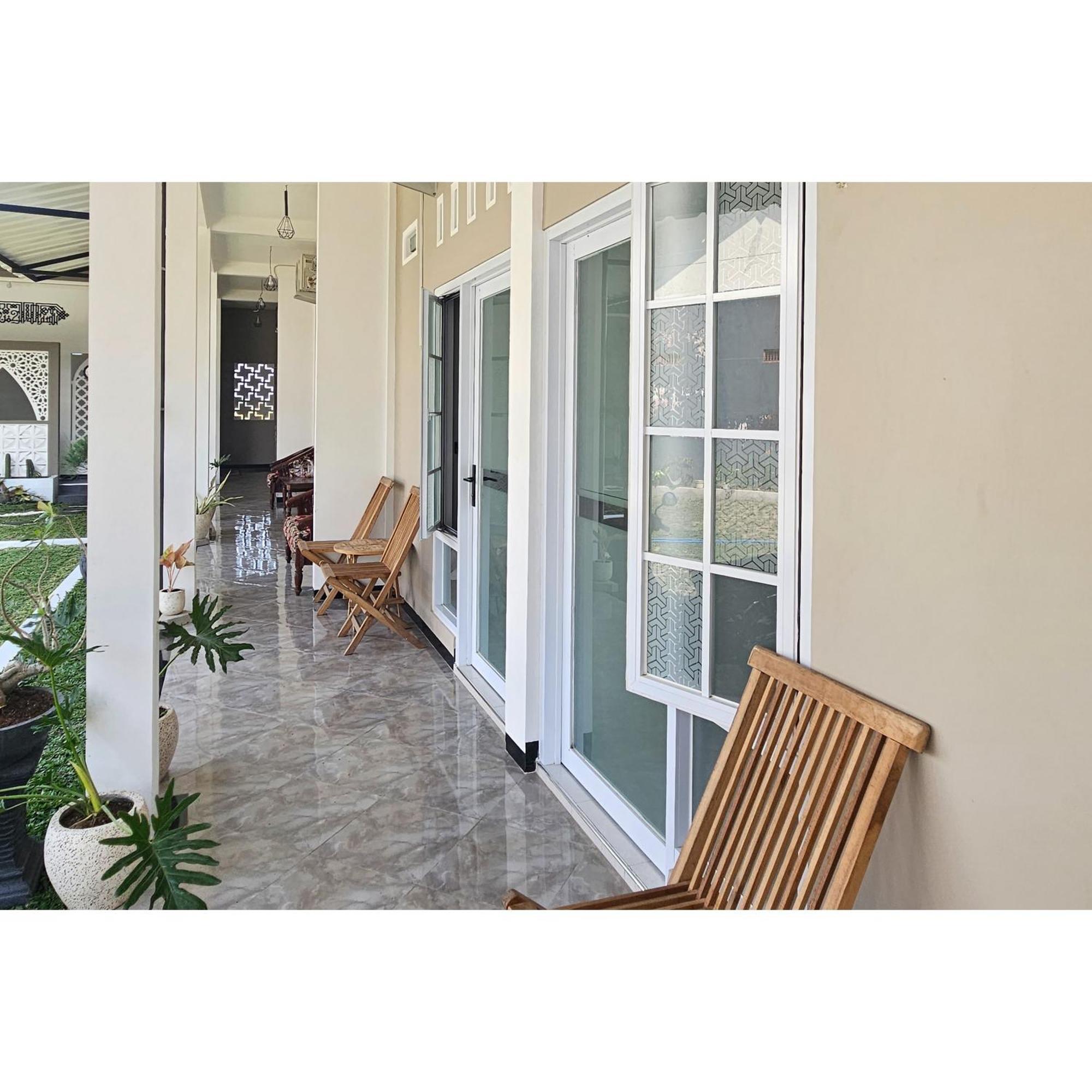 Guest House Saqeena Syariah Near Blitar Park Redpartner Exterior photo